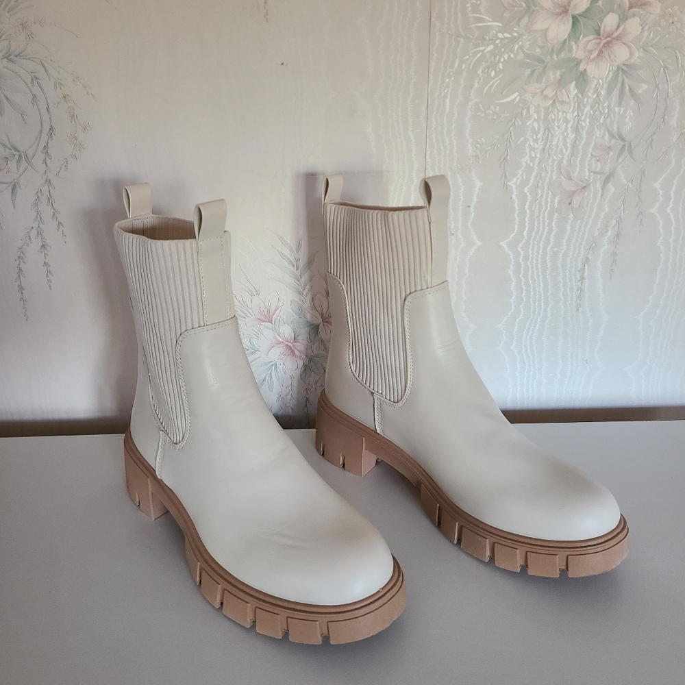 Qupid Chelsea Boots